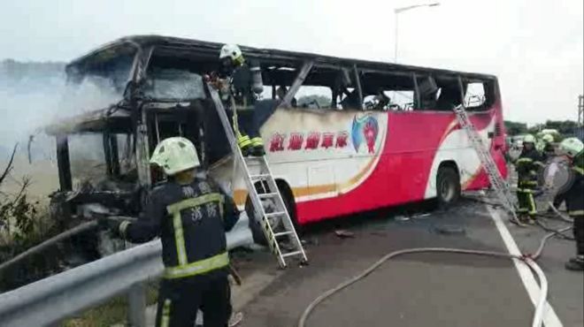 旅游巴士起火现场。