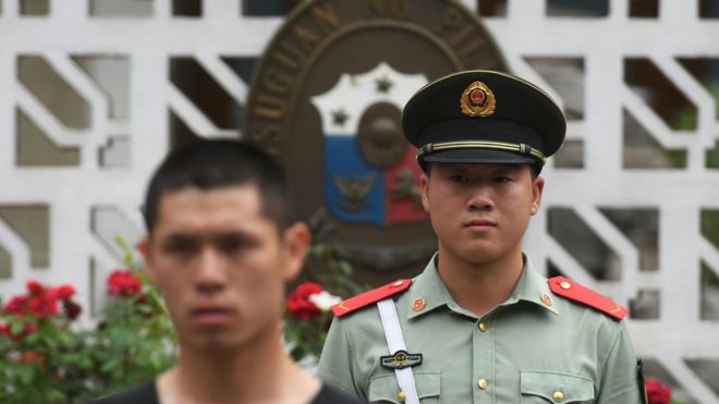 北京,菲律宾驻中国大使馆门外的武警和便衣警察。中国政府对南海仲裁案后的极端民族主义行为及言论进行了引导管控。