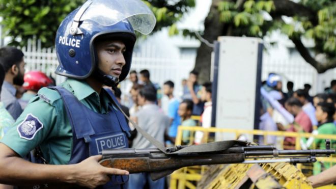 160724114347_bangladesh_policeman_640x36