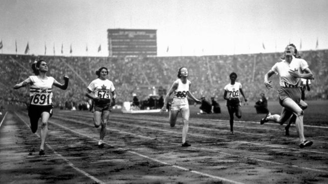 الهولندية فاني بلانكرز-كوهين تفوز بالمركز الأول في سباق العدو مئة متر للنساء، في دورة الألعاب الأوليمبية عام 1948 في لندن. 