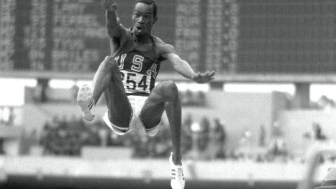 لحظة كسر الأمريكي بوب بيمون للرقم القياسي العالمي للوثب العالي في أوليمبياد ميكسيكو سيتي عام 1968