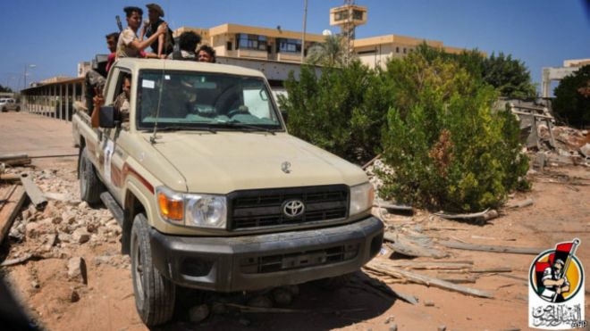 القوات الموالية للحكومة الليبية تعلن السيطرة على مقر داعش بسرت