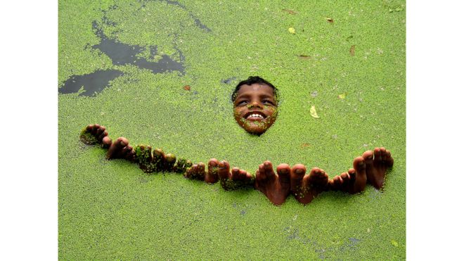 طفل يلعب مع أقرانه في بحيرة
