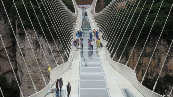У Китаї відкрили найдовший скляний міст