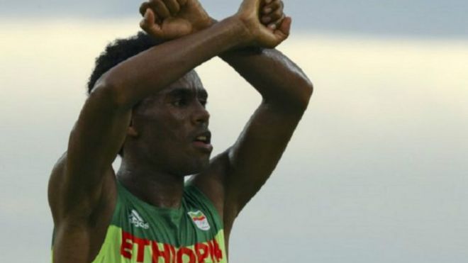 العداء الإثيوبي يحصل على تبرعات لطلب اللجوء بعد فضيته في الأولمبياد