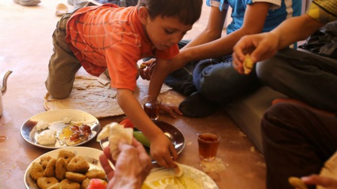 التايمز: أطفال سوريون يتذوقون الفاكهة بعد حصار لأربعة أعوام