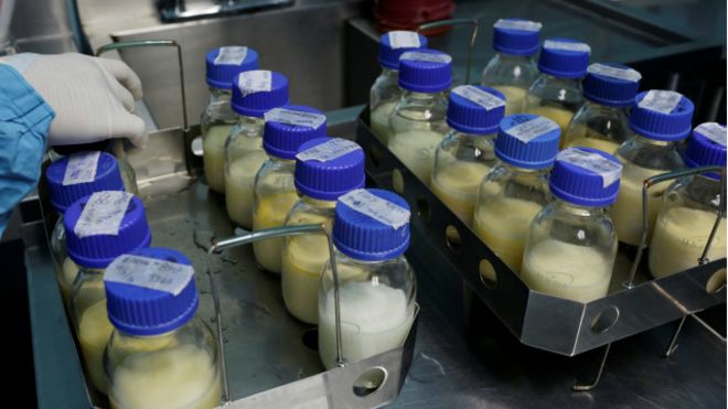 أمهات يحملن أطفالهن يتظاهرن في مصر طلبا لحليب الأطفال