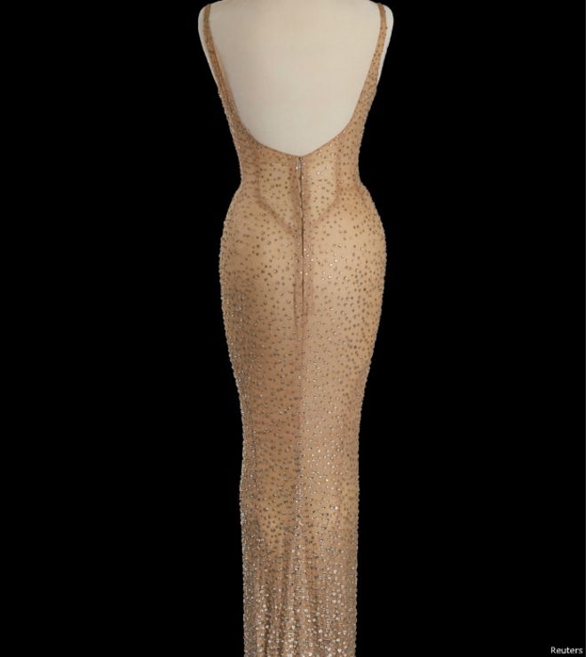 بيع فستان مارلين مونرو الذي شهد غناءها للرئيس كيندي في المزاد