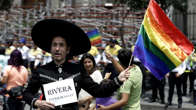 數以千計的墨西哥人走上街頭示威，發聲支持同性戀婚姻合法化。