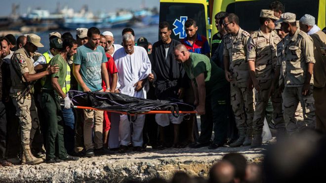 صحف مصرية وعربية تبرز حادث غرق زورق المهاجرين قبالة سواحل مصر