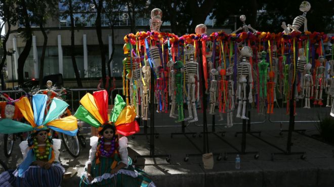 「死者日節」盛裝遊行的墨西哥人。