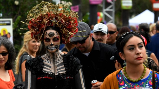 「死者日節」盛裝遊行的墨西哥人。