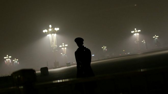 http://ichef.bbci.co.uk/news/ws/660/amz/worldservice/live/assets/images/2016/11/05/161105025810_a_paramilitary_police_officer_patrols_on_tiananmen_square_in_the_haze_of_beijing_china_november_4_2016_976x549_reuters_nocredit.jpg