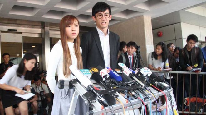 梁颂恒及游蕙祯11月15日高等法院司法复核案宣判后见记者。