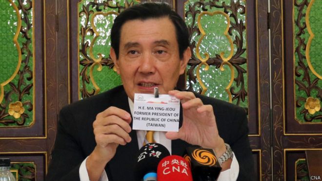马英九手持写着“中华民国前总统马英九阁下”的自制名牌表达抗议