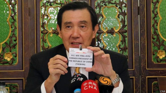 馬英九手持寫著“中華民國前總統馬英九閣下”的自製名牌表達抗議
