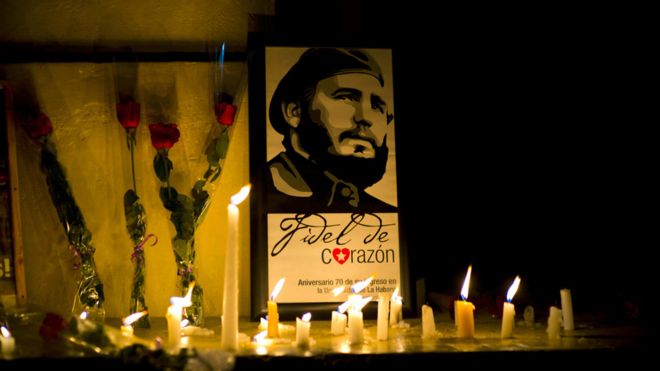 古巴哈瓦那大學內一角落被放上卡斯特羅畫像與鮮花蠟燭（26/11/2016）