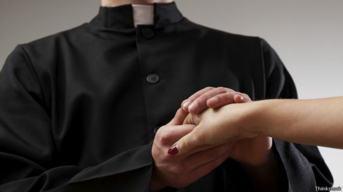 Padre dando mão à moça