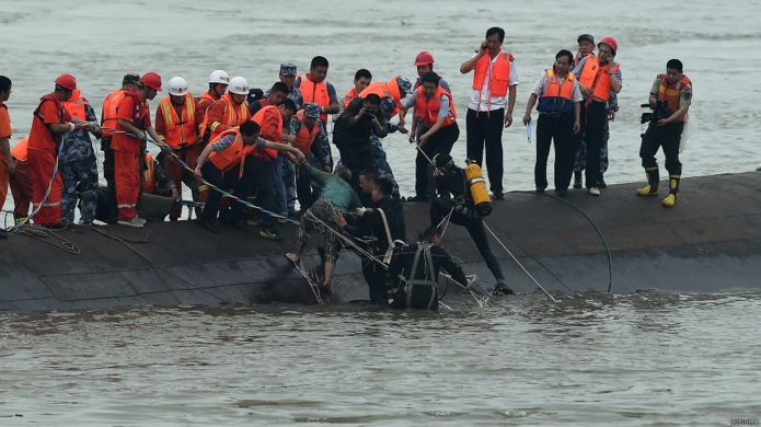救援人员从湖北荆州失事客轮中救出一些幸存者
