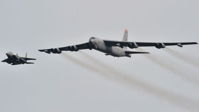 美軍B-52轟炸機（右）飛韓國烏山空軍基地（10/1/2016）