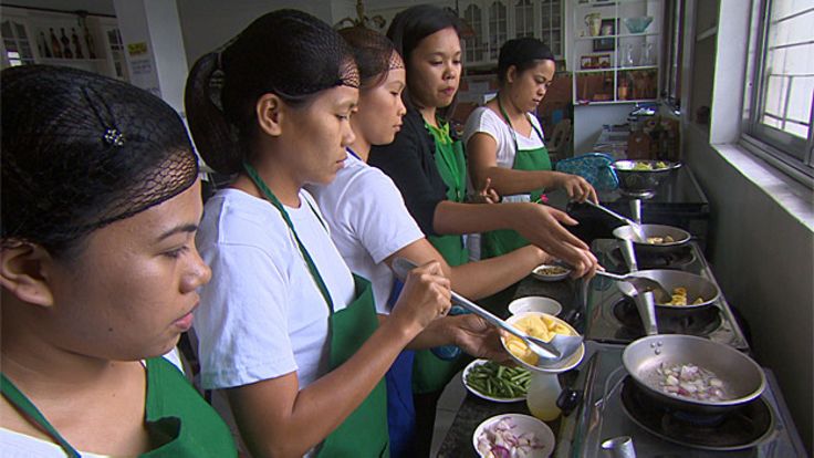 Các thực tập sinh Philippines học nấu ăn để đi ra nước ngoài làm người giúp việc trong gia đình