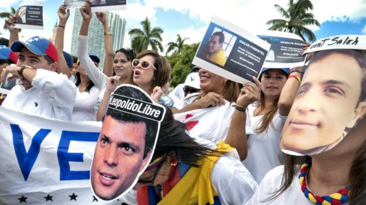 Opositores venezolanos manifiestan en Miami.