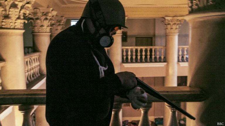 Вооруженный человек в консерватории