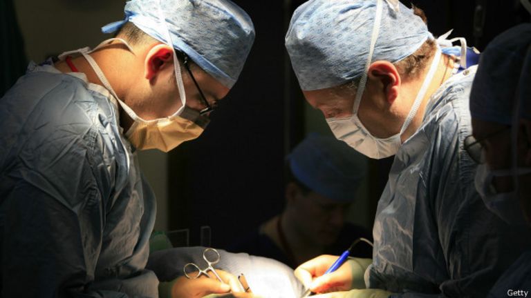 médicos realizan un trasplante.