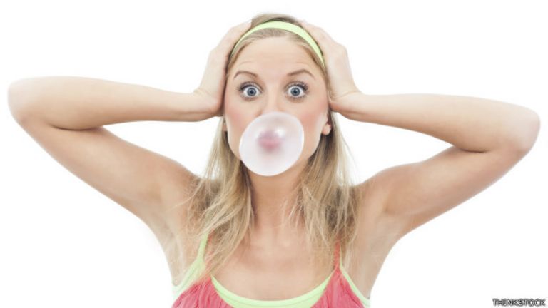 Mujer mascando chicle
