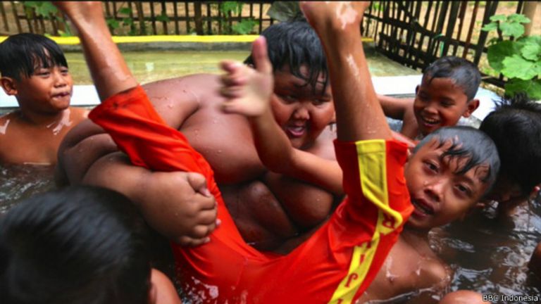160704090536_arya_permana_obesitas_kolam_640x360_bbcindonesia.jpg 160704090536_arya_permana_obesitas_kolam_640x360_bbcindonesia.jpg