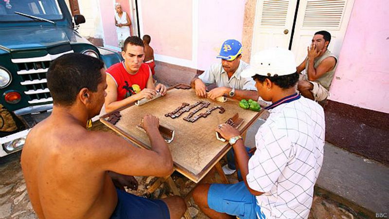Jugando dominó cubano