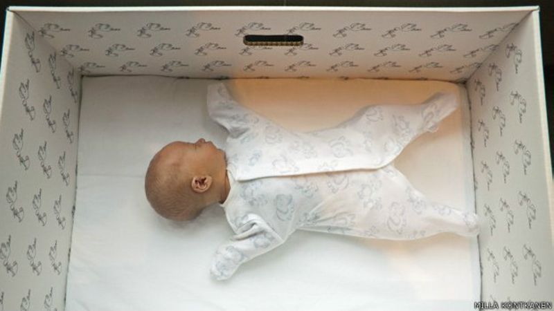 Un bebé en una caja de cartón finlandesa