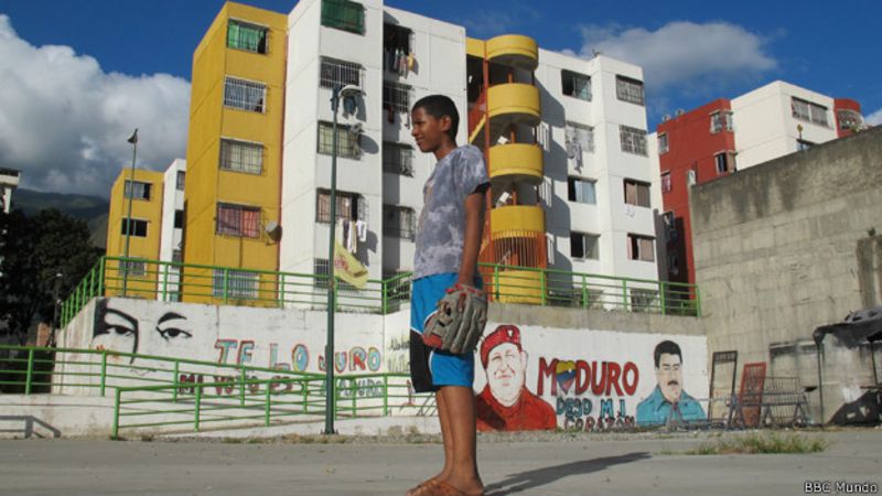 Joven venezolano juega en Mision Vivienda