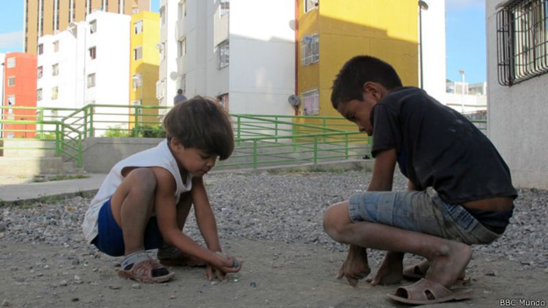 Niños juegan con piedras