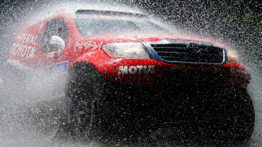 Un Hilux en el rally de Dakar, en 2015