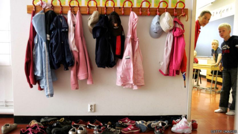 Abrigos de niños de primaria colgados en un salón de clase en Finlandia