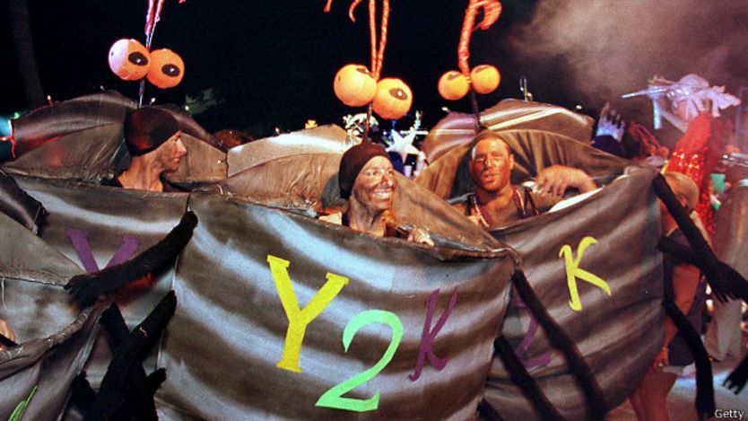 Personas celebran la llegada del milenio con disfraces de "Y2K"