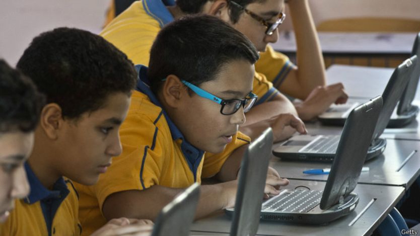 Niños en una escuela trabajando con computadoras
