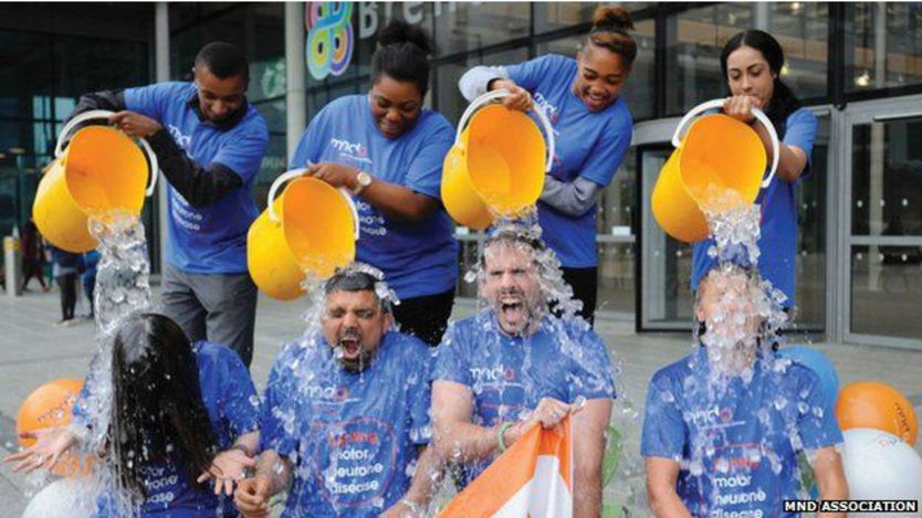 Grupo de personas haciendo el desafío de la cubeta de agua helada