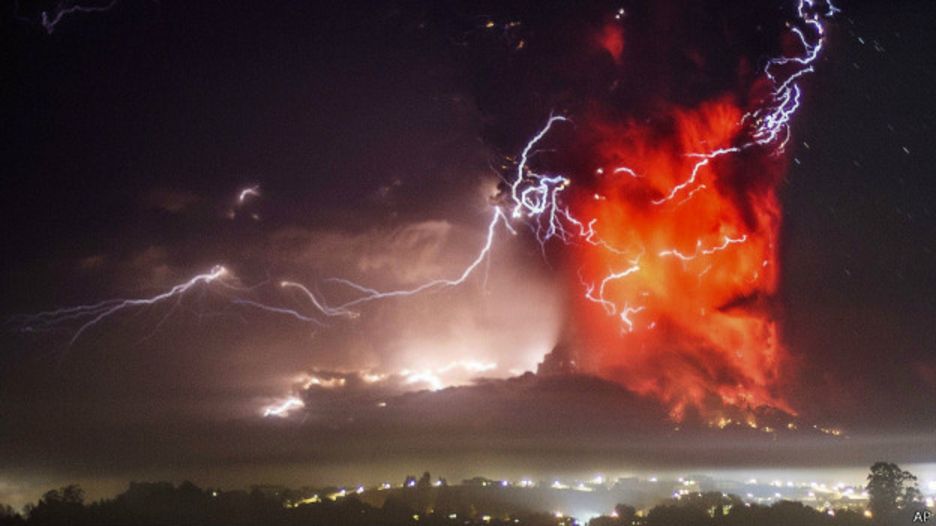Erupção do vulcão chileno Calbuco (Foto: AP)