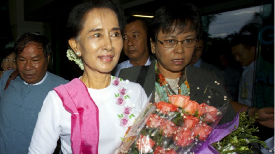缅甸反对派领袖昂山素季抵达仰光国际机场（10/06/2015）