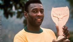 Pele with World Cup trophy in1970