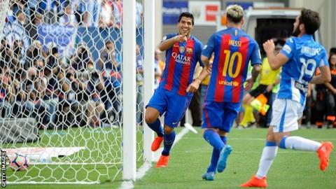 Luis Suarez celebrates scoring Barcelona's second goal