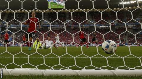 Adam Szalai scores to put Hungary in front against Austria