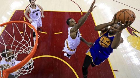 Kevin Durant shoots for Golden State Warriors