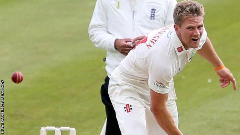 Timm van der Gugten bowling for Glamorgan