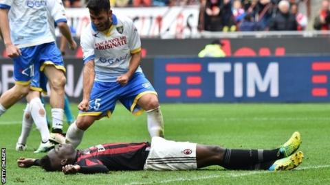 Frosinone's Mirko Gori appeared to enjoy Mario Balotelli's penalty miss