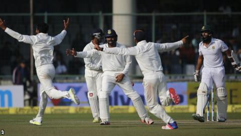 Ravi Jadeja dismisses Hashim Amla