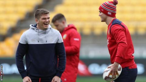 Owen Farrell laughs as Johnny Sexton chats to him