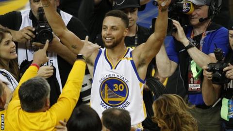 Steph Curry (centre)
